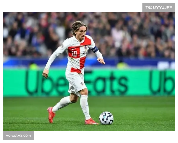 38岁的莫德里奇再次站在角旗区,他用一脚弧线找到了远点的队友 38岁的莫德里奇再次站在角旗区,他用一脚弧线找到了远点的队友